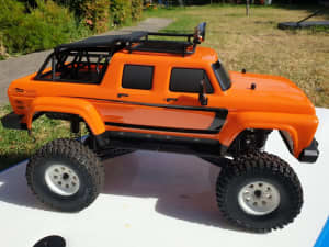 RC CAR CEN BT50 TRUCK SOLID AXLE REALISTIC 4X4. WELL-KEPT AND CLEAN