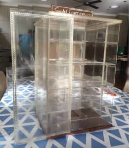 Perspex little stand 4 jewellery / perfumes / collectables etc 