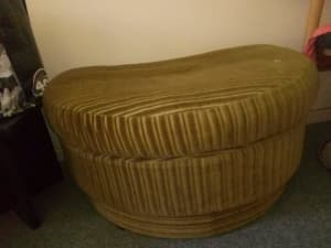 Green /olive foot rest or small seat NO DELIVERY, CASH ONLY avail pm
