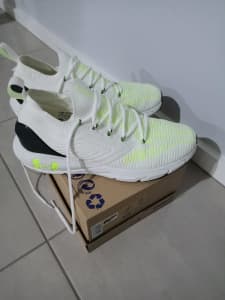 Mens running shoes 