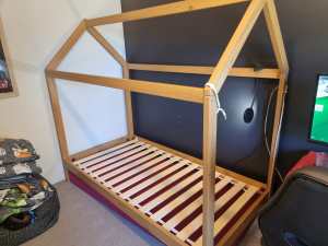 Single house bed