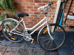 REPCO STEP THROUGH GIRLS BIKE 28 INCH TYRES 12 GEARS 