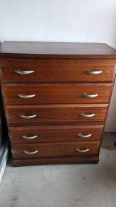 Wooden chest of drawers 
