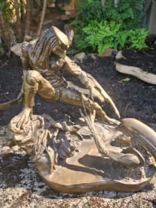 Alien vs predator statue