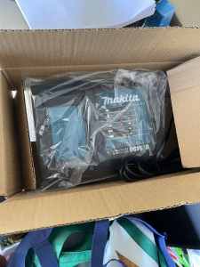 Makita DC18SD battery charger - brand new