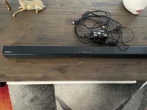 Samsung sound bar with subwoofer and remote works well