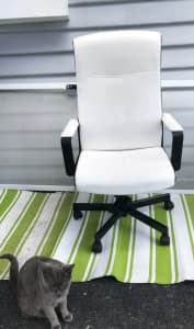 URGENT!! Gorgeous ULTRA WHITE Working Gas Lift Chair!!
