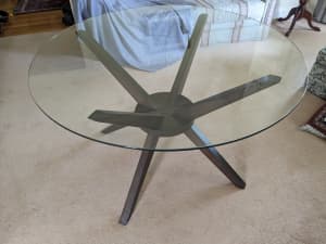 Round Glass dining table 120cm with table cloth