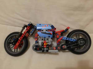 LEGO TECHNIC: Street Motorcycle (42036)