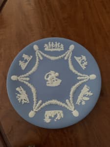 Assorted Wedgewood plates