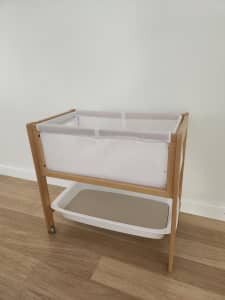 Boori Tidy Bassinet in Almond and 2 x Bassinet sheets