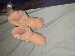 Baby uggs about a size 00 