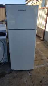 FISHER AND PAYKEL 380LTS TOP MOUNT REFRIGERATOR
