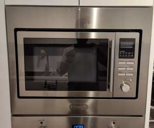 Integrated DeLonghi DE60COMBI Convection Microwave with ISSUES