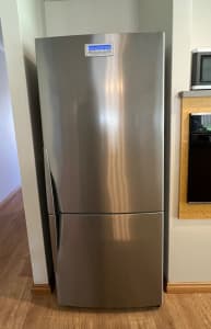 Westinghouse Refrigerator (300Litre Fridge / 131 Litre Freezer)