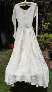 Traditional Vintage Wedding Dress from the 1950's / 1960's Size 8-10