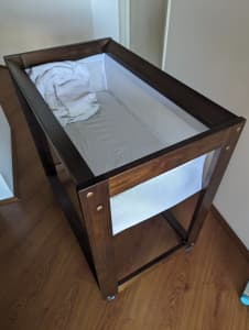 Boori bassinet including mattress- on wheels GREAT CONDITION 