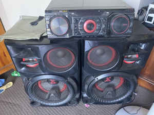 LG stereo and speakers