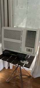 Air conditioner Kelvinator window box type reverse cycle EC!