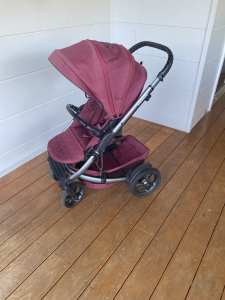 Reds Baby pram with stroller and bassinet