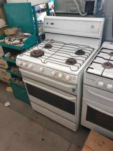 Chef Free Standing Gas Stove / Gas Oven $60 - Vinsan Salvage G1559