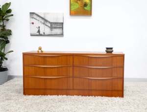 FREE DELIVERY-RETRO VINTAGE MIDCENTURY CHEST OF DRAWERS/DRESSER
