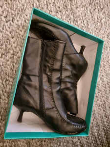 Gamins Black Leather Anckle Boots - Boutique Style Size 40