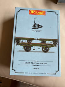Hornby 00 gauge flat bed wagon 3 pack