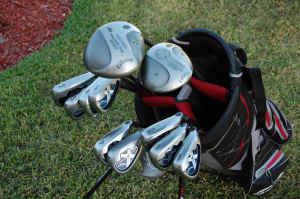 SET OF CALLAWAY GOLF CLUBS WITH CARRY-STAND BAG.