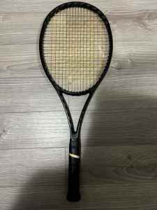 Wilson Blade 98 (16x19) v8 tennis racquet