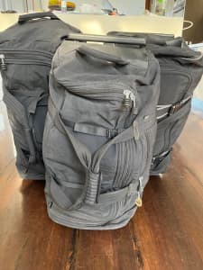 1x Hedgren Wheeled Duffle Bag / Suitcase in Black
