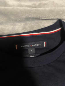 Navy Tommy Hilfiger Tshirt (Size small)