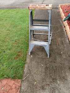 GIVEN AWAY To give away a 3 step ladder steel