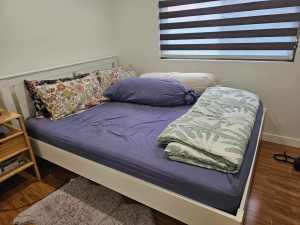 SONGESAND bed queen size with VESTMARKA Mattress and four pillows