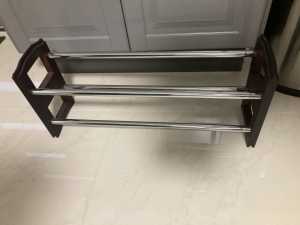 Extendable shoe rack, metal and wood