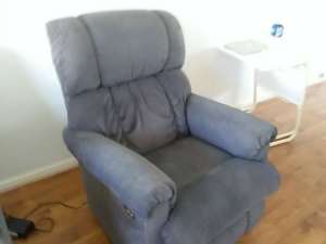 BRAND NEW ELECTRIC RECLINER CHAIR USED A COUPLE OF TIMES ONLY
