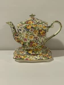 Bedale teapot with trivet.