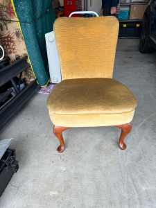 ****FREE***** Antique style bedroom / lounge chair