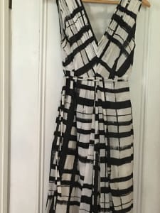Womans calf-length black-and-white sleeveless v-neck size 8 dress