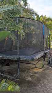 Free enclosed trampoline 5x3 metres