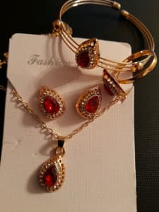 Fashion Jewellery set comes with earrings, necklace,....
