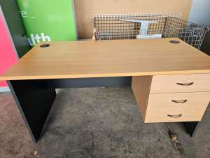 Modern Office Desk with 3 drawers.