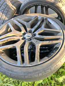 Wheels and tyre off Landrover range rover discovery 2019 model 