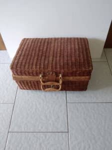 LARGE PICNIC BASKET WITH CLOTH INSERT