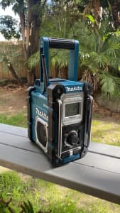 Makita jobsite Bluetooth radio