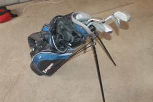 KIDS GOLF CLUBS AND BAG . GREAT LEARNERS SET .