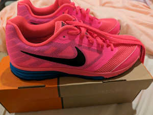 Nike womens runner sz 10 NEW