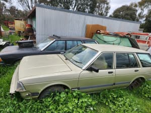 Cars for sale plus some wrecking see description commodore hilux