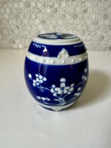 Small Vintage Kangxi Chinese Lidded Jar Pot Blue