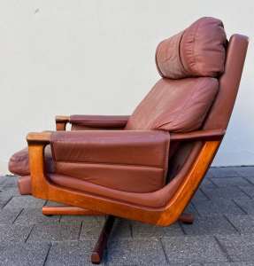Chiswell Classic Arm Chairs (pair), in good order except leather seats